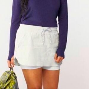 NWT Athleta white Trekkie Jupe Short in size 24